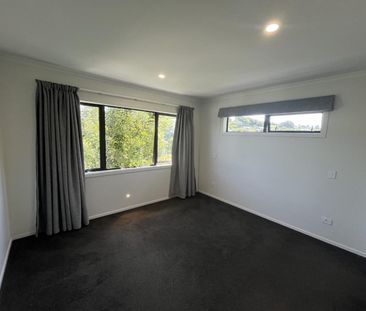 Three bedroom partially furnished home - Photo 3