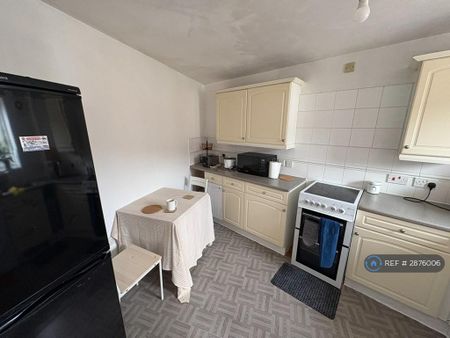 1 bedroom in a flat share to rent - Photo 4