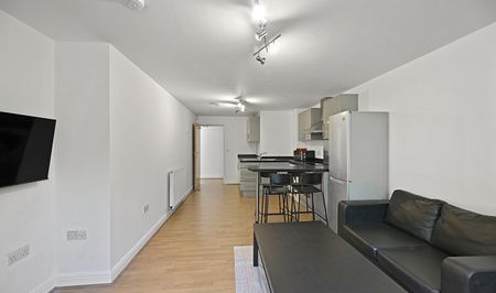 Spacious 4-Bedroom Flat for a group of 3 in Vibrant Sheffield Neighbourhood For 3 People! - Photo 2