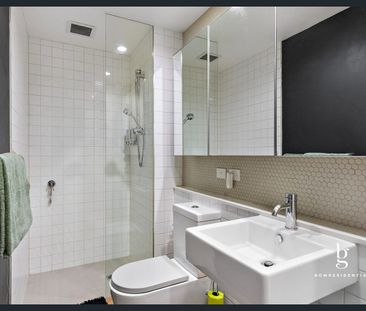 Prime CBD Edge Living: Sophisticated Studio Near Melb Uni & Hospitals - Photo 3