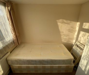Light-Filled Double Room for Rent – Great Transport Links – Warren ... - Photo 1