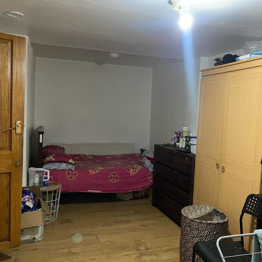 4 Bed Terraced House, Clifford Road, E16 - Photo 1