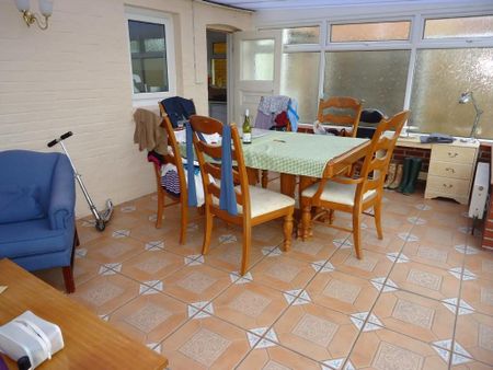 6 bedroom detached house to rent - Photo 3