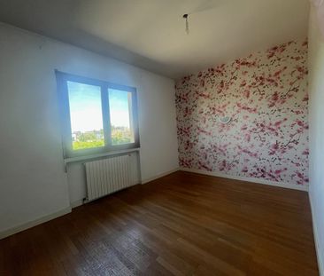Location Maison 8 pièces 251m² RILLIEUX LA PAPE 69140 - Photo 6