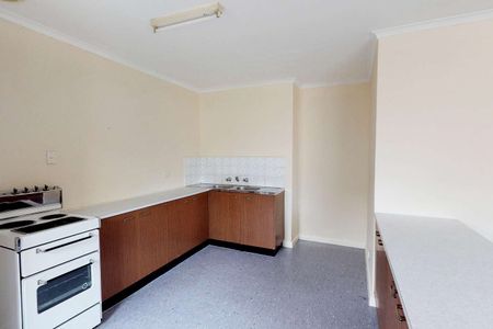 Bright & Spacious Top-Floor Apartment in Prime Fitzroy Location! - Photo 4