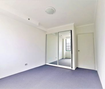 SPACIOUS 2-BEDROOM APARTMENT IN A SECURITY BLOCK - Photo 2