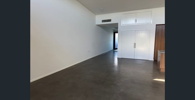 PRIME LOCATION! - Photo 1