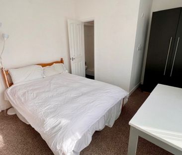 Newly renovated 4 bedroom student property with Ensuite bathrooms - Photo 2