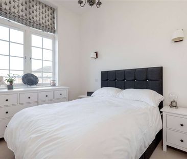 A contemporary two-bedroom apartment with private allocated parking... - Photo 5