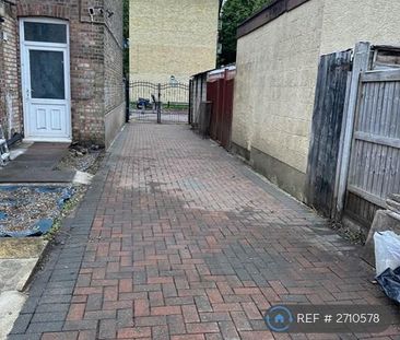 4 bedroom end of terrace house to rent - Photo 2