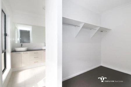 “Two living, Butlers pantry, Aircon and Large Living areas.” - Photo 4