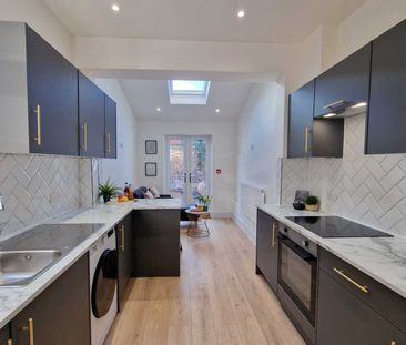 Room 3, Colchester Road, Southend On Sea - Photo 1