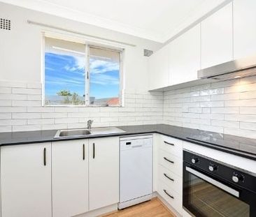 Sun-Kissed, Renovated Top Floor Apartment in the Heart Of North Str... - Photo 1