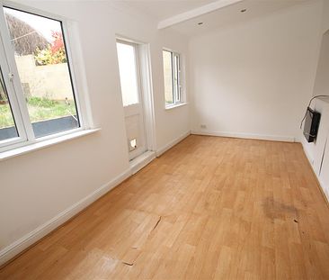 3 bedroom End Terraced to let - Photo 5
