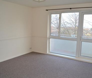 2 bedroom Flat To Let - Photo 3
