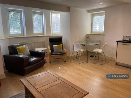 2 bedroom flat to rent - Photo 2