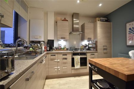 Well presented 2 bedroom apartment with a wrap around balcony to rent in this highly sought after development located within walking distance of Addenbrookes Hospital and a host of local amenities. Allocated parking. Unfurnished. - Photo 5