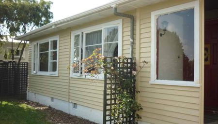 Spacious 5-Bedroom Home with Private, Fully-Fenced Section - Photo 4