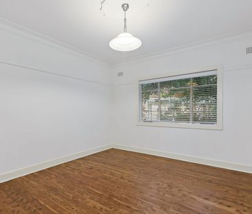 Bright, Stylish And Sun Lit Gem In The Heart Of Petersham - Photo 2