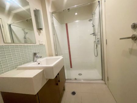 Cosy Newly Renovated on bedroom Apartment in Prime St Lukes Location - Photo 2