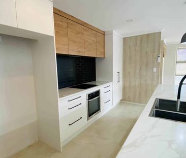 Seamless Indoor-Outdoor Living in a Modern 4-B... - Photo 5