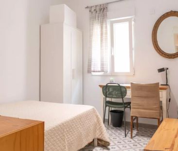 Room in a shared 5-bedroom apartment for rent in San Isidro, Madrid... - Photo 1