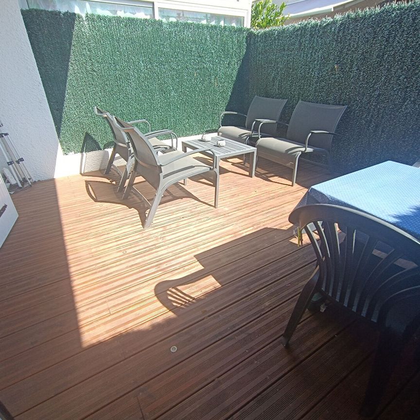 A LOUER STUDIO MEUBLE TERRASSE PORT LA NOUVELLE - Photo 1