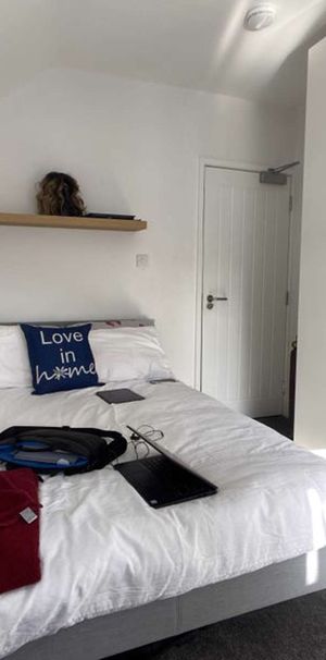 Lovely room available in a professional house share - Photo 1