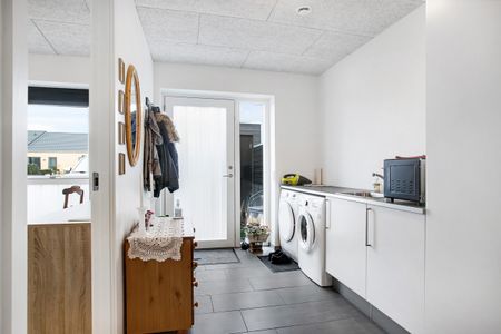 Indflytningsklart rækkehus, med kort afstand til hverdagens fornødenheder og skøn natur - Photo 2