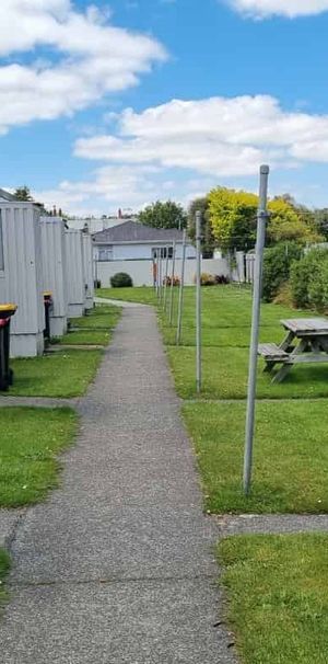 Sunny, cozy unit, ready for new tenants to call home - Photo 1