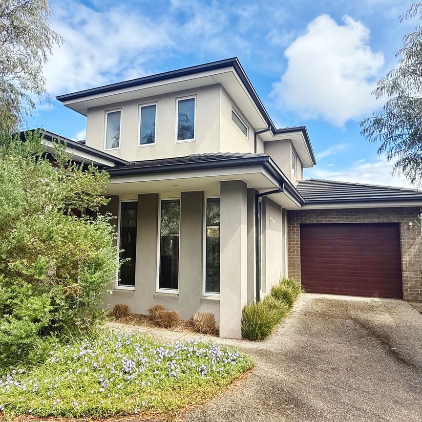 IMPRESSIVE TOWNHOUSE IN MOUNT WAVERLEY SCHOOL ZONE (STSA) - Photo 1