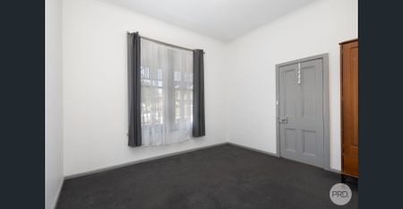 3 BEDROOM HOME - STONES THROW FROM CBD & AMENITIES - Photo 2