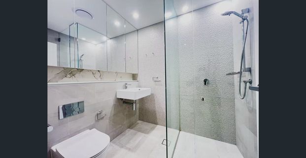 Spacious Two Bedroom Apartment With Car Park in Macquarie Green - Photo 1