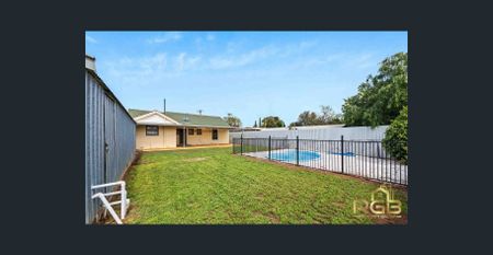 Three-Bedroom Family Home with Swimming Pool and Outdoor Entertaining Space - Photo 5