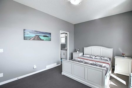 Spacious 4 Bed Home With Dual Primary Bedrooms!! - Photo 2