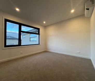 Four Bedroom Three Bathroom Brand New Beauty Metres from Monash Medical Centre - Photo 6