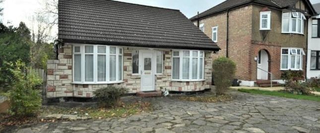 3 Bed Bungalow, Devonshire Road, NW7 - Photo 1