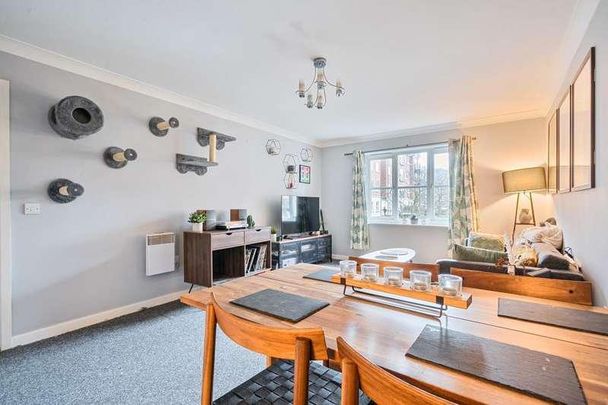 Viridian Square, Aylesbury, HP21 - Photo 1