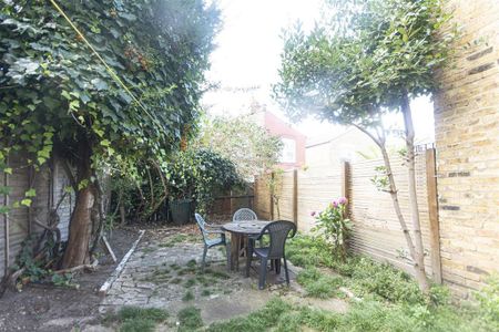 4 bedroom terraced house to rent - Photo 3