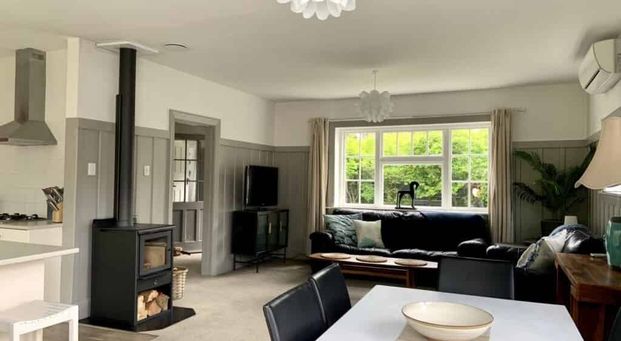 Gorgeous Fully Furnished Bungalow with Beautiful Garden Very Handy to the City! - Photo 1