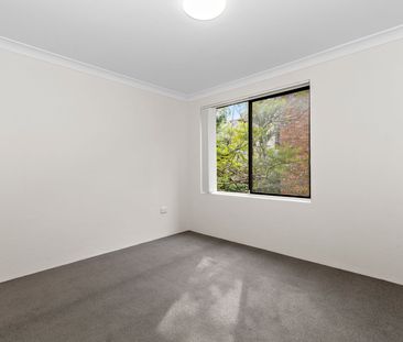 SPACIOUS & FRESHLY RENOVATED APARTMENT IN EXCELLENT LOCATION - Photo 2
