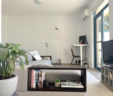 Stunning Top Floor Pet Friendly Apartment - Photo 5