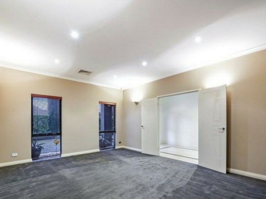 Fantastic location close to the Shopping Centre, schools, park and transport. - Photo 1