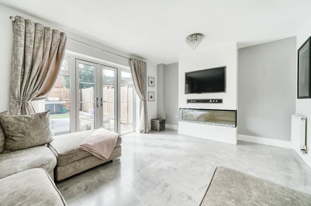 Terraced House to rent - Silver Streak Way, Rochester, ME2 - Photo 1