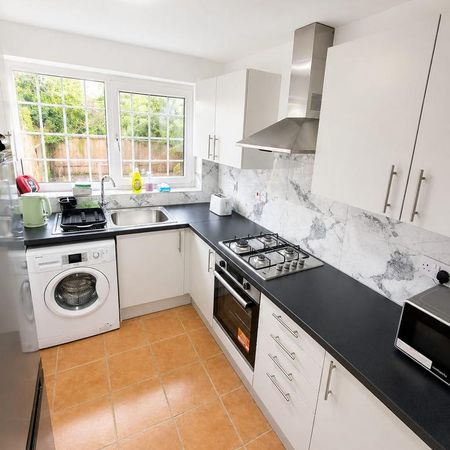 1 bedroom in a house share to rent - Photo 3