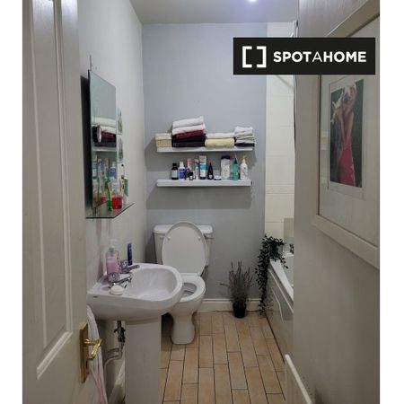 Room for rent in 2-bedroom house in Ballycullen, Dublin - Photo 3