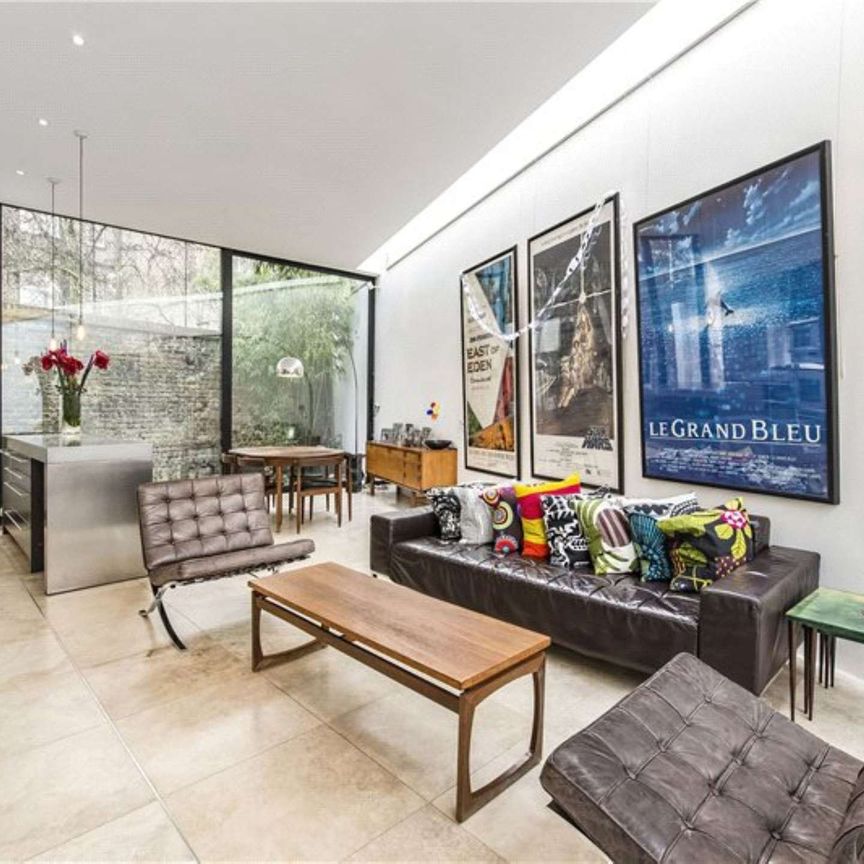 An impressive, unique and modern four bedroom house ideally located on a quiet residential road. - Photo 1