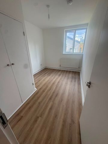 3 Bed Flat, Charlesworth House, E14 - Photo 2