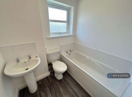 3 bedroom flat to rent - Photo 5