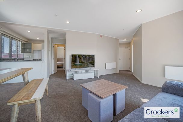 2Bedroom beauty include SECURE CARPARK -New carpet, paint and furniture - Photo 1